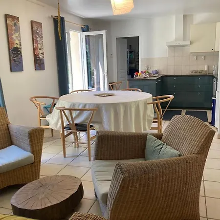 Prázdninový dům La Maison De La Colline, 4 Bedrooms, Sleeps 9 *