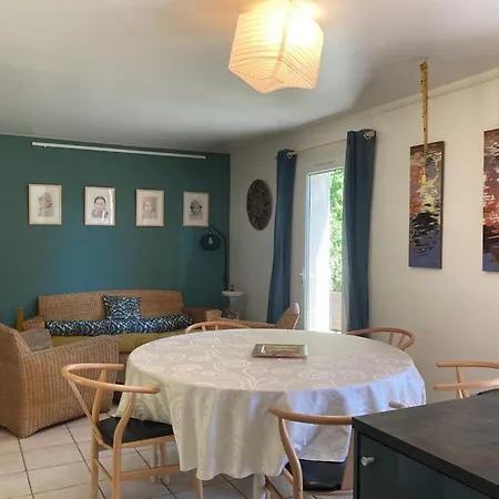 La Maison De La Colline, 4 Bedrooms, Sleeps 9 *