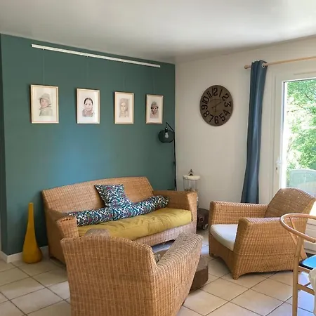 La Maison De La Colline, 4 Bedrooms, Sleeps 9 Prázdninový dům Le Bastit