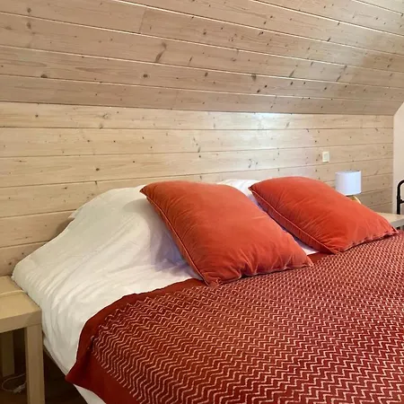 La Maison De La Colline, 4 Bedrooms, Sleeps 9 Le Bastit