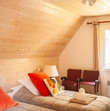 La Maison De La Colline, 4 Bedrooms, Sleeps 4 To 9 People Holiday home Le Bastit